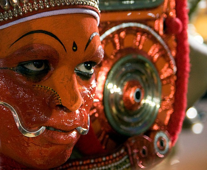 Theyyam là một tôn giáo cổ xưa ở Malabar, phía bắc bang Kerala, Ấn Độ. Trong lễ hội nhảy múa trên lửa ở Ấn Độ để tưởng nhớ thần Theyyam vào khoảng tháng 11 hàng năm, thầy mo hóa trang thành các vị thần và vẽ lên mặt những đường nét dữ tợn. Nhưng với người dân, họ là hiện thân của những vị thần nhân từ.